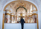 Die Klosterkirche Fürstenfeldbruck liegt in der Mitte von Altbau und Kirchenflügel, beide Gebäude sind Unterrichts- und Unterkunftsräume. Um von einem in das andere Gebäude zu gelangen, ist es möglich, die Klosterkirche über die Empore zu überqueren.