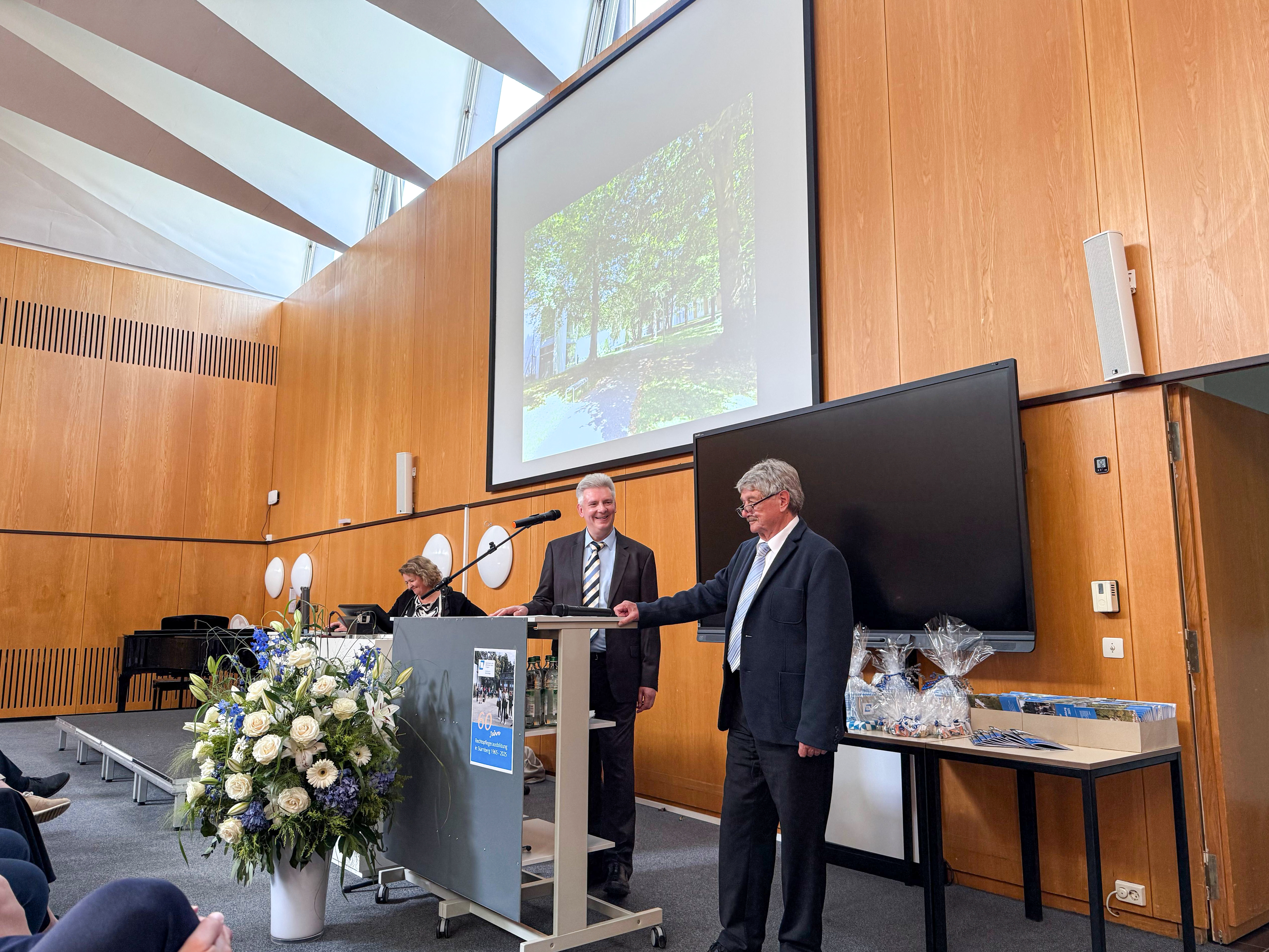 Helmut Schreckenbauer, Walter Kral und Barbara Dostál (v.r.n.l.) während der Festrede Helmut Schreckenbauer, Walter Kral und Barbara Dostál (v.r.n.l.) während der Festrede