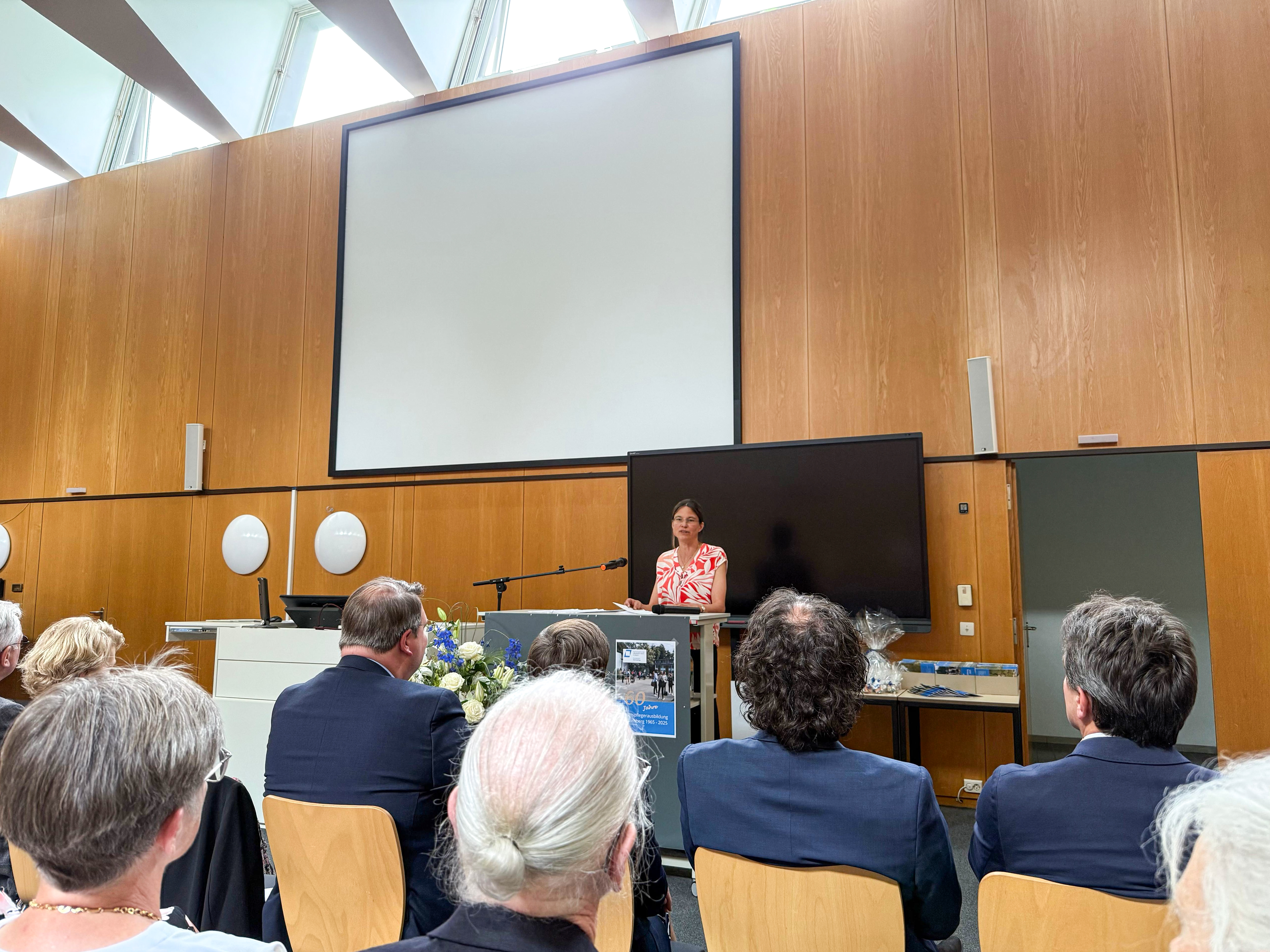 Dr. Isabella Schayan (StMJ) hält ihr Grußwort Dr. Isabella Schayan (StMJ) hält ihr Grußwort