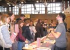 Zur Begrüßung richtet der Fachbereich eine kleine Messe aus, die reichlich Informationen und Leckereien bietet. 