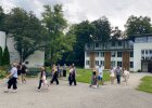 Besucher spazieren eim Tag der offenen Tür am 10.7.2024 über den Campus des Fachbereichs Rechtspflege.